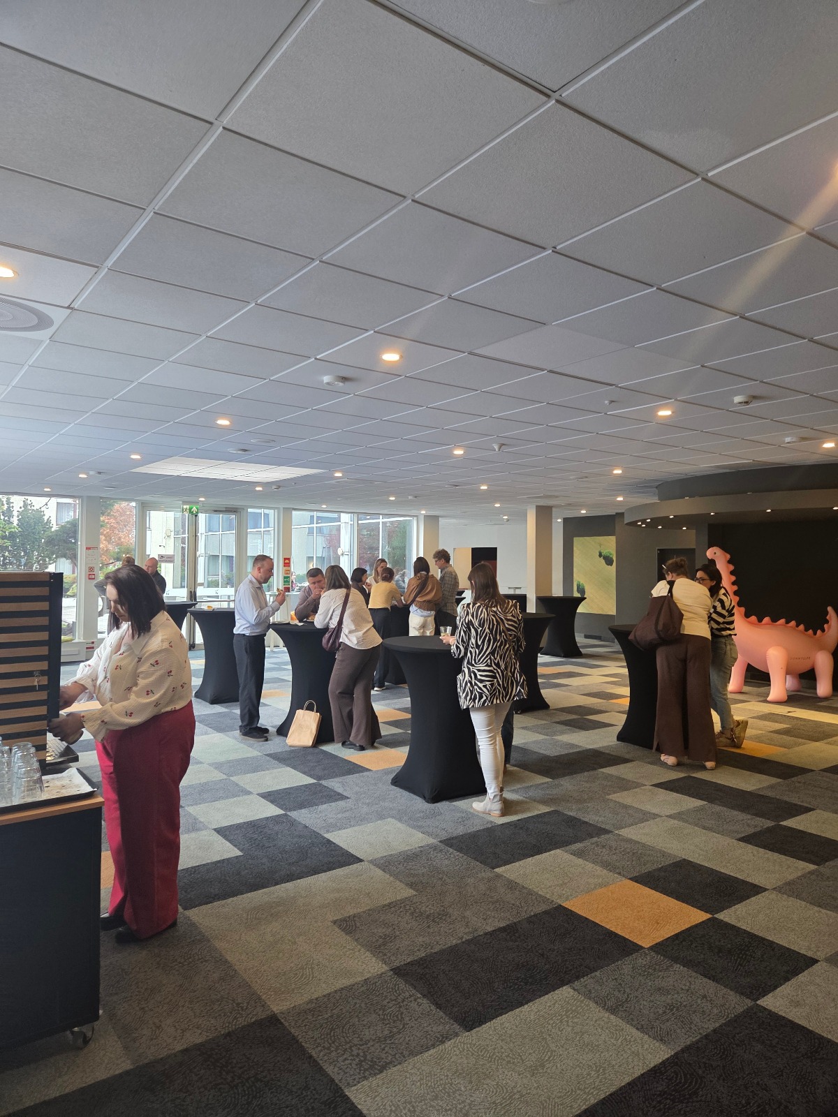 Strefa cateringu i rozmów podczas wydarzenia
